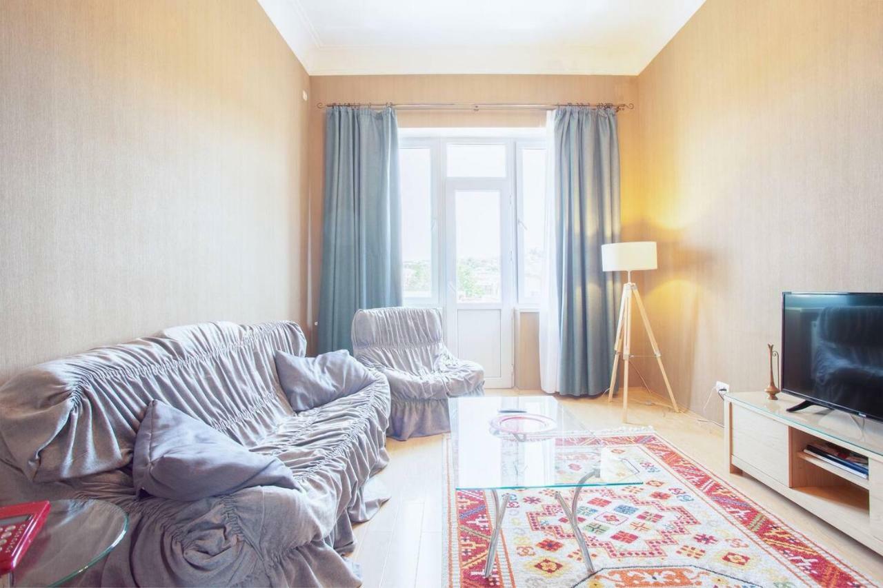 Wehost Apartment On A Colorful Street Тбилиси Екстериор снимка