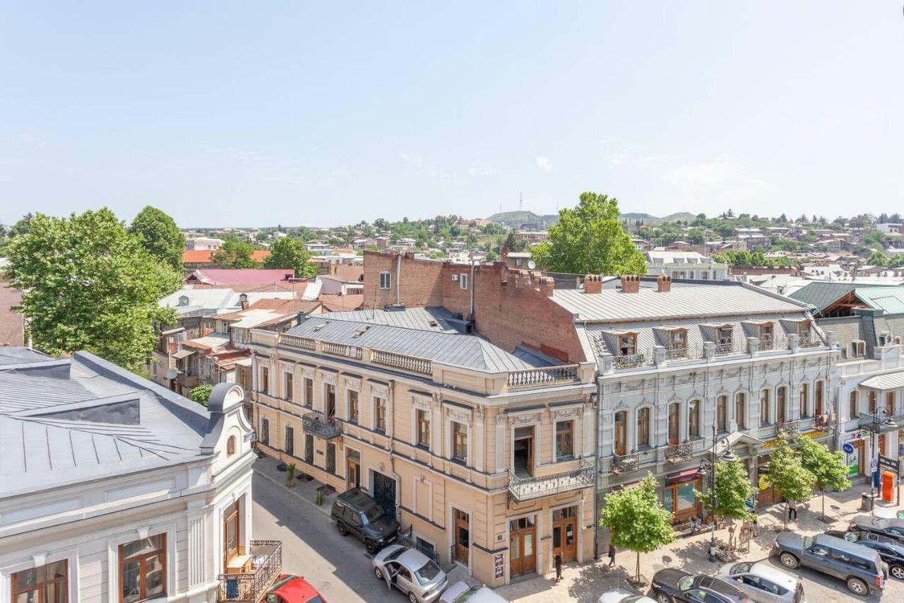 Wehost Apartment On A Colorful Street Тбилиси Екстериор снимка