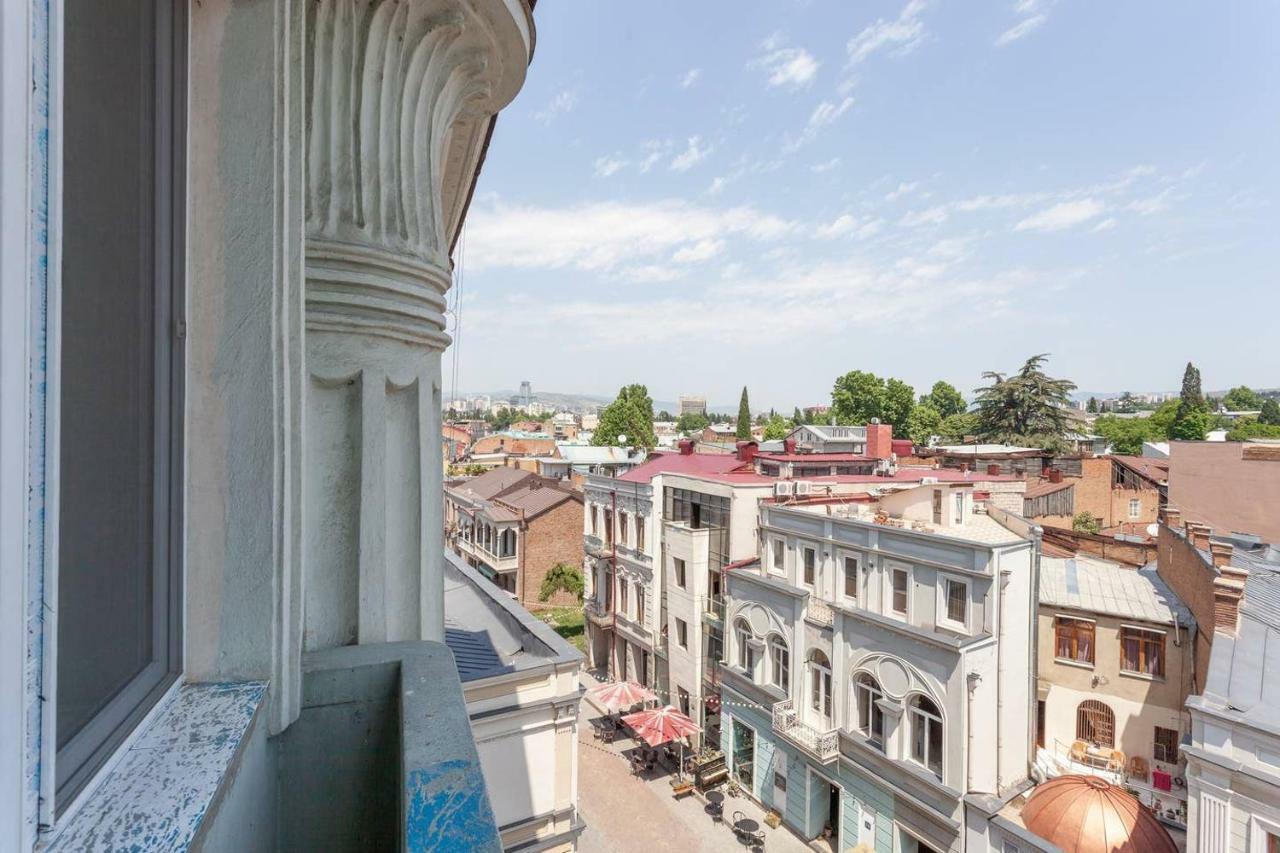 Wehost Apartment On A Colorful Street Тбилиси Екстериор снимка