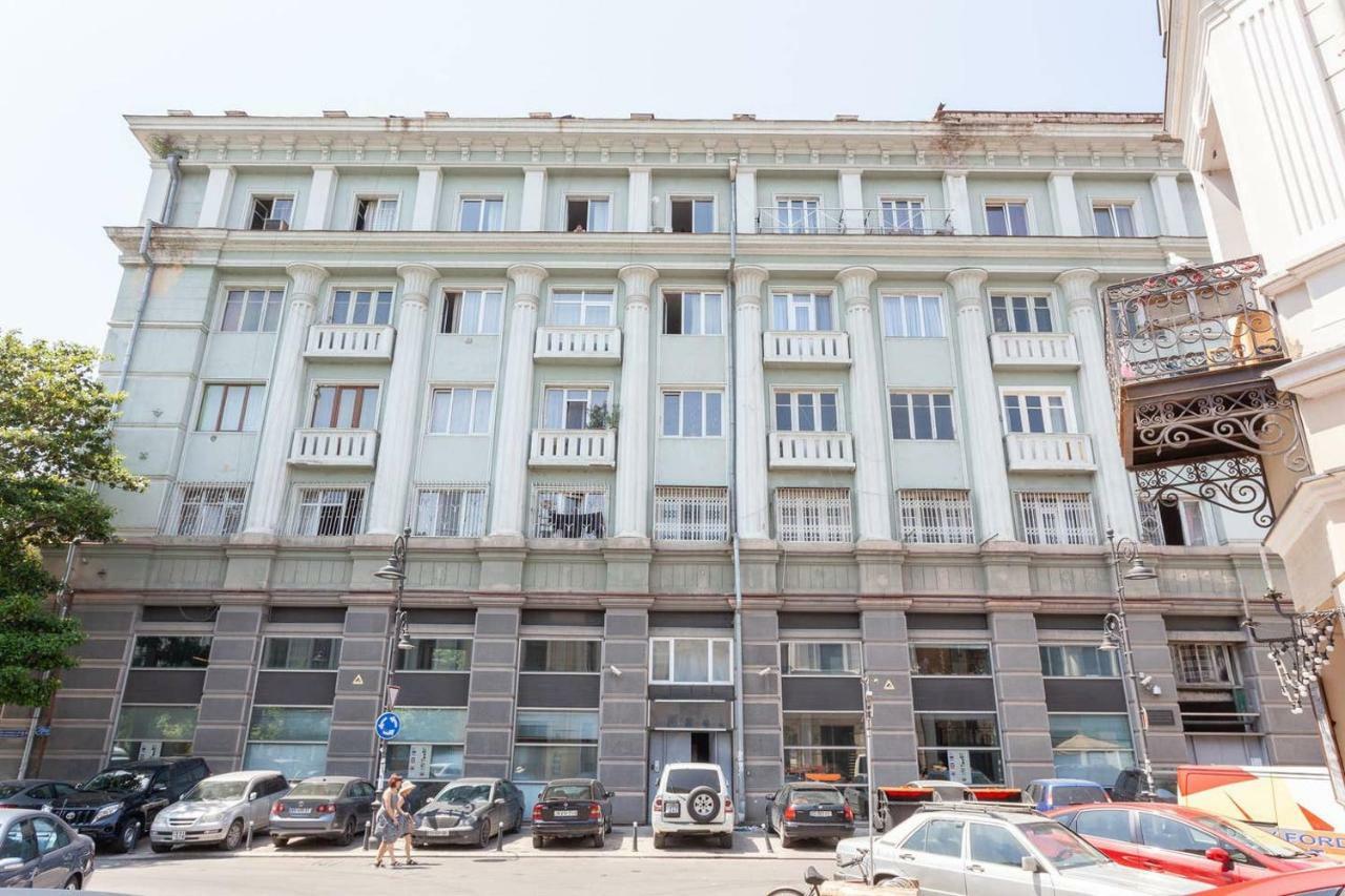 Wehost Apartment On A Colorful Street Тбилиси Екстериор снимка
